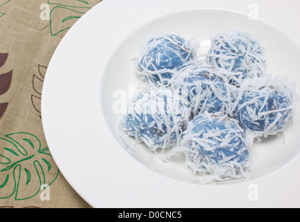 Tradizione Thai dessert con banana stuff e fette di cocco topping. Foto Stock