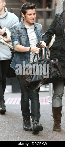 Joe McElderry al di fuori della ITV Studios di Londra - Inghilterra Foto Stock