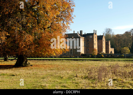 Castello di Broughton in autunno, Oxfordshire, Regno Unito Foto Stock