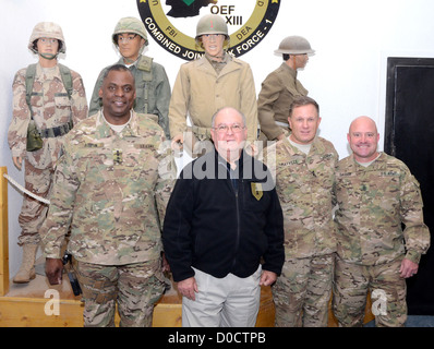 Gen. Lloyd J. Austin III, vice capo di stato maggiore, U.S. Esercito e Joseph W. Westphal, sottosegretario di Stati Uniti Esercito, visitare Bagram Air Field, Afghanistan, con il Mag. Gen. William C. Mayville, comandante generale, Comando Regionale - Est e del comando Sgt. Il Mag. Ch Foto Stock