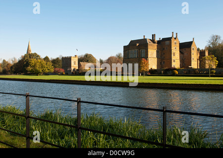 Castello di Broughton in autunno, Oxfordshire, Regno Unito Foto Stock