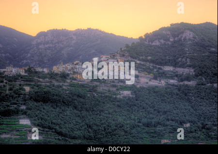 Minori sulla Costiera Amalfitana line in Italia. Amalfi è una città e comune in provincia di Salerno, nella regione Campania, Ita Foto Stock