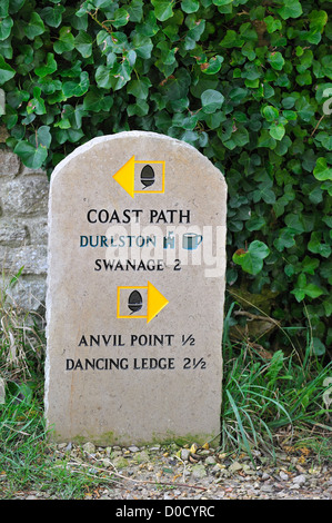 Cartello in pietra vicino Durston castello sull'Isola di Purbeck lungo la Jurassic Coast in Dorset, Inghilterra meridionale, Regno Unito Foto Stock