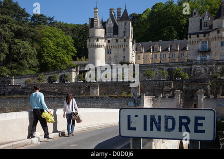 I TURISTI SULLE BANCHE INDRE DAVANTI CHATEAU D'USSE IN RIGNY-USSE "LOIRE VELO' itinerario in bicicletta Indre-et-Loire (37) FRANCIA Foto Stock