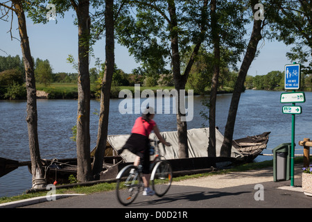 Donna in bicicletta lungo le rive della Loira NELLA PARTE ANTERIORE PIÙ LEGGERO SAVONNIERES "LOIRE VELO' itinerario in bicicletta Indre-et-Loire (37) FRANCIA Foto Stock