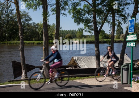 Le donne in bicicletta lungo le rive della Loira SAVONNIERES "LOIRE A VELO' itinerario in bicicletta Indre-et-Loire (37) FRANCIA Foto Stock