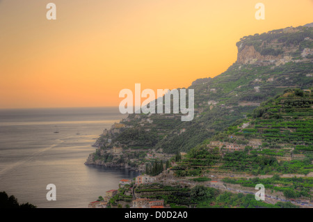 Minori sulla Costiera Amalfitana line in Italia. Amalfi è una città e comune in provincia di Salerno, nella regione Campania, Ita Foto Stock