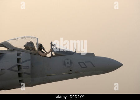 Un US Marine Corps aviatore si prepara a lanciare il suo AV-8B Harrier da Al Asad aria in base al Anbar Provincia di Iraq Foto Stock