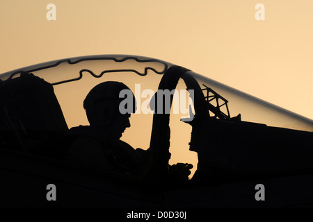 Un US Marine Corps aviatore si prepara a lanciare il suo AV-8B Harrier da Al Asad aria in base al Anbar Provincia di Iraq Foto Stock