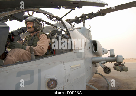 Un US Marine Corps aviatore si prepara a lanciare il suo AH-1W Super Cobra da Al Asad aria in base al Anbar Provincia di Iraq Foto Stock