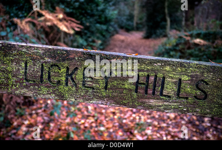 Un antico cancello che conduce al Lickey Hills zona di Birmingham in autunno. Foto Stock