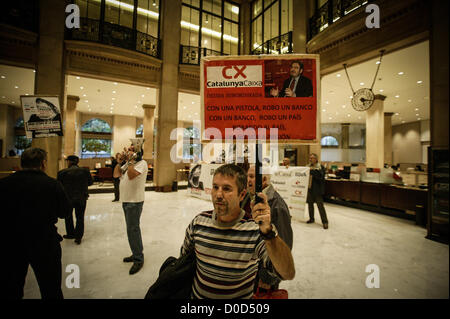 Il 22 novembre 2012, Barcelona, Spagna. La piattaforma di persone colpite dalle scorte preferita occupata dall'ufficio centrale di Caixa Catalunya . Preferisce le scorte sono state vendute a investitori non come un prodotto sicuro, ma ora i loro depositi sono valutati in meno di una metà. Foto Stock