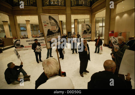 Il 22 novembre 2012, Barcelona, Spagna. La piattaforma di persone colpite dalle scorte preferita occupata dall'ufficio centrale di Caixa Catalunya . Preferisce le scorte sono state vendute a investitori non come un prodotto sicuro, ma ora i loro depositi sono valutati in meno di una metà. I dimostranti si sono scontrati con la banca di sicurezza all'inizio dell'occupazione. Foto Stock