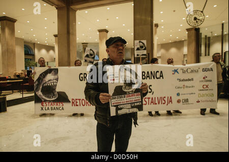 Il 22 novembre 2012, Barcelona, Spagna. La piattaforma di persone colpite dalle scorte preferita occupata dall'ufficio centrale di Caixa Catalunya . Preferisce le scorte sono state vendute a investitori non come un prodotto sicuro, ma ora i loro depositi sono valutati in meno di una metà. I dimostranti si sono scontrati con la banca di sicurezza all'inizio dell'occupazione. Foto Stock