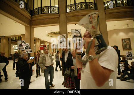 Il 22 novembre 2012, Barcelona, Spagna. La piattaforma di persone colpite dalle scorte preferita occupata dall'ufficio centrale di Caixa Catalunya . Preferisce le scorte sono state vendute a investitori non come un prodotto sicuro, ma ora i loro depositi sono valutati in meno di una metà. I dimostranti si sono scontrati con la banca di sicurezza all'inizio dell'occupazione. Foto Stock