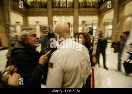 Il 22 novembre 2012, Barcelona, Spagna. La piattaforma di persone colpite dalle scorte preferita occupata dall'ufficio centrale di Caixa Catalunya . Preferisce le scorte sono state vendute a investitori non come un prodotto sicuro, ma ora i loro depositi sono valutati in meno di una metà. I dimostranti si sono scontrati con la banca di sicurezza all'inizio dell'occupazione. Foto Stock