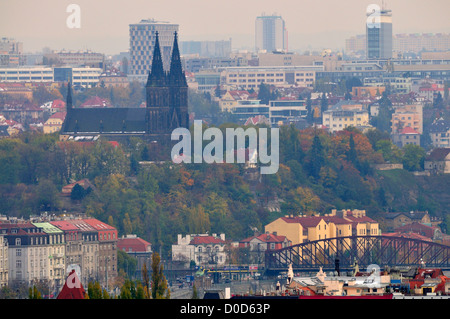 Praga, Repubblica Ceca. Chiesa dei Santi Pietro e Paolo a Vysehrad, visto dal castello. Autunno Foto Stock