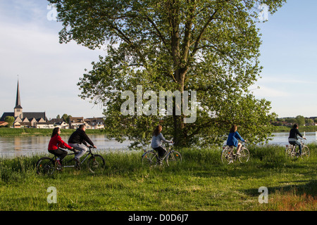 Famiglia ciclisti su biciclette tandem su "LOIRE VELO' itinerario in bicicletta nel villaggio anteriore Sully-SUR-LOIRE SAINT-PERE-SUR-LOIRE LOIRET Foto Stock