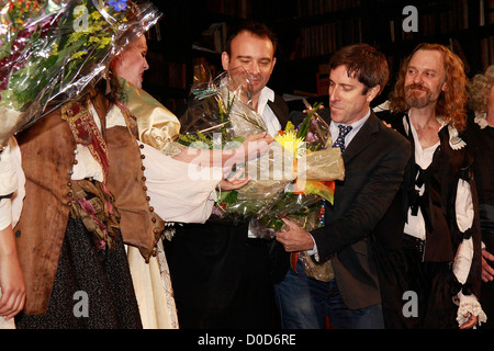 Joanna Lumley, Matthew Warchus, David Hirson, David Hyde Pierce e cast serata di apertura della produzione di Broadway di 'La Bete' Foto Stock