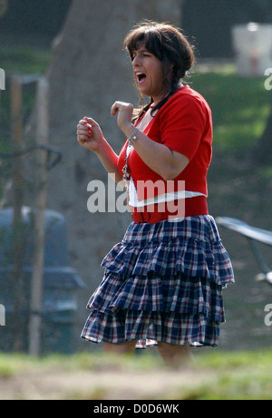 Adam Sandler è vestito da donna sul set del film per il film 'Jack e Jill' in un parco in Hollywood Los Angeles, Foto Stock