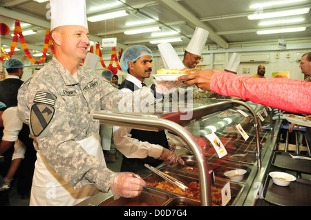 Il comando Sgt. Il Mag. Stephan Frennier serve soldati e civili e cena di ringraziamento a Camp Arifjan, Kuwait, nov. 22, 2012. Foto Stock