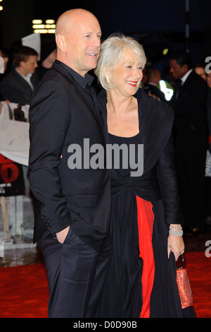 Bruce Willis e Dame Helen Mirren, Regno Unito premiere di 'RED' tenuto presso la Royal Festival Hall Arrivi - Londra, Inghilterra - Foto Stock