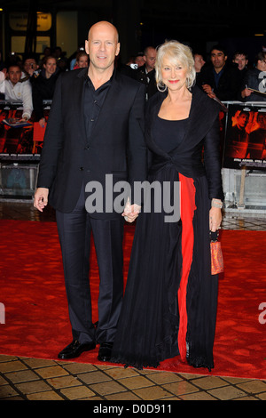 Bruce Willis e Dame Helen Mirren, Regno Unito premiere di 'RED' tenuto presso la Royal Festival Hall Arrivi - Londra, Inghilterra - Foto Stock
