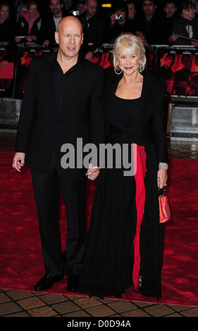 Dame Helen Mirren e Bruce Willis nel Regno Unito premiere di 'RED' tenuto presso la Royal Festival HallArrivals London Inghilterra England Foto Stock