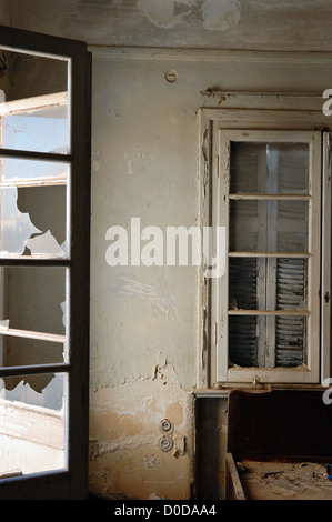 Rotture di porte e finestre di casa abbandonata interni. Foto Stock