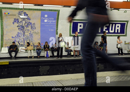 I passeggeri in attesa presso la metropolitana di Pasteur stazione dove I GRANDI NOMI DI SODDISFARE (DELACROIX SIGNAC PASTEUR) PARIGI FRANCIA Foto Stock