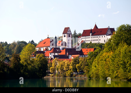 Affascinante Hohes schloss Fussen e St. Mang chiesa, Germania Foto Stock