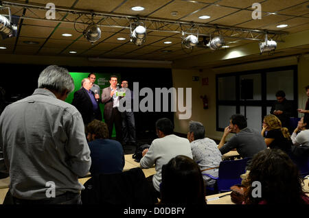 Barcellona, Spagna. Il 22 novembre 2012. Atto di campagna Iniciativa per Catalunya Verds (ICV) con il numero di un partito di opposizione di sinistra Siryza greca, Alexis Tsipras in Les Cotxeres Sants di Barcellona il 22 novembre alle ore 18.30 (ora locale). Per le prossime elezioni in Catalogna il prossimo 25 novembre. Da destra a sinistra: Alexis, Joan e traduttore. Uomo di estrema destra non è importante. Foto Stock