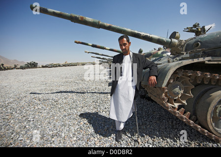 Uomo afgano e linea di T-55 serbatoi Foto Stock