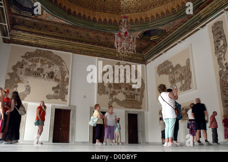 Ai turisti di ammirare i mosaici al Museo Bardo di Tunisi, Tunisia Foto Stock