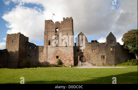 Castelli inglesi; la torre e l'ingresso, il castello di Ludlow, rovine medievali del 11th secolo, Ludlow Shropshire Inghilterra UK Foto Stock