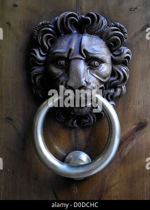 Lions Head knocker porta Firenze Toscana Italia Foto Stock