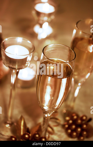 Champagne bicchieri con candele Foto Stock