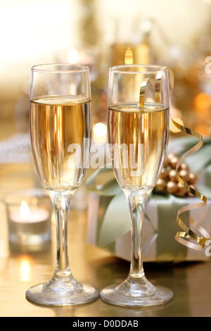 Shining champagne con candele e regali Foto Stock