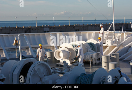 Personale che lavora sulla prua di una nave da crociera Foto Stock