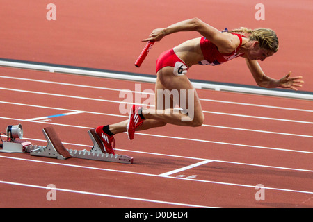 Michelle Cueni (SUI) competere nel round 1 delle Donne Staffetta 4 x 100m a le Olimpiadi estive di Londra, 2012 Foto Stock