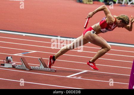 Michelle Cueni (SUI) competere nel round 1 delle Donne Staffetta 4 x 100m a le Olimpiadi estive di Londra, 2012 Foto Stock