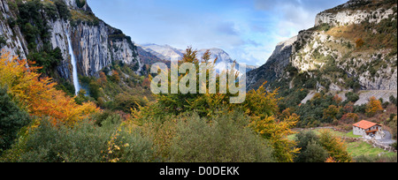 Fiume Valle motivo nel parco "Collados del motivo' (Cantabria,Spagna. Foto Stock