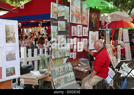 Pittori e pittura che presentano le loro opere su Place du Tertre SQUARE BUTTE MONTMARTRE PARIS (75) FRANCIA Foto Stock