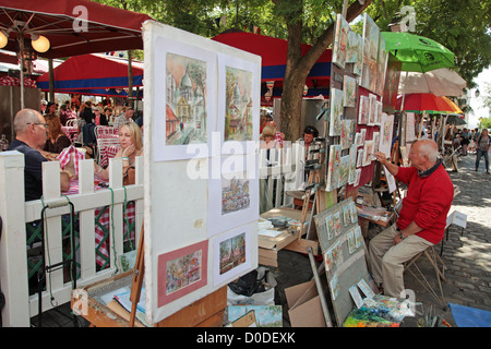 Pittori e pittura che presentano le loro opere su Place du Tertre Square Paris Montmartre (75) FRANCIA Foto Stock