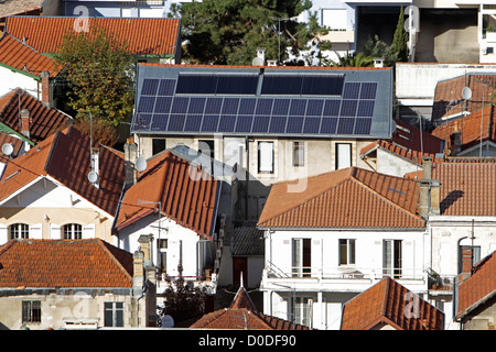 I pannelli fotovoltaici installati sul tetto di una casa RISPARMIO ENERGETICO ARCACHON Gironde (33) FRANCIA Foto Stock