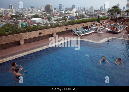 Piscina sulla terrazza del tetto del Prince Hotel offrono ai turisti una vista panoramica dei grattacieli della città di Bangkok in Thailandia Foto Stock