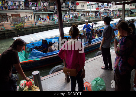 Barche taxi o bus sul fiume su un canale legato al fiume Chao Phraya il trasporto pubblico nella città di Bangkok Bangkok in Thailandia Foto Stock
