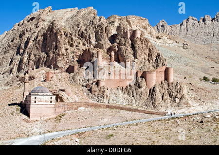 L'antica fortezza Urartiana e la moschea della vecchia Beyazit vicino al confine turco con l'Iran, vicino a Dogubeyazit, Anatolia orientale, Turchia. Foto Stock