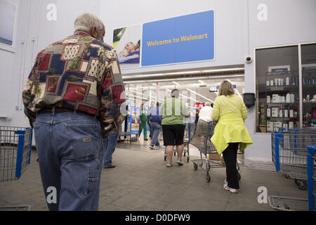 Nov. 22, 2012 - Tampa, FL - acquirenti che non potevo aspettare fino a mezzanotte convergono su un Walmart store poco prima delle 8 p.m. sul rendimento di grazie la notte per ottenere un punto di partenza per lo shopping di Natale. (Credito Immagine: © Robin Nelson/ZUMAPRESS.com) Foto Stock