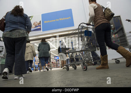 Nov. 22, 2012 - Tampa, FL - acquirenti che non potevo aspettare fino a mezzanotte convergono su un Walmart store poco prima delle 8 p.m. sul rendimento di grazie la notte per ottenere un punto di partenza per lo shopping di Natale. (Credito Immagine: © Robin Nelson/ZUMAPRESS.com) Foto Stock